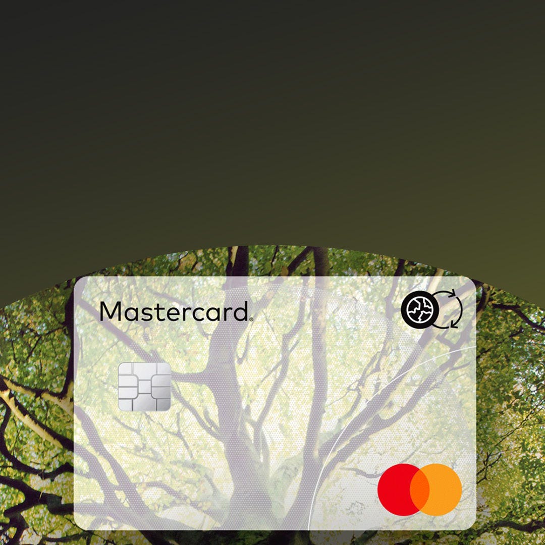 Tarjeta Mastercard con un árbol de fondo.