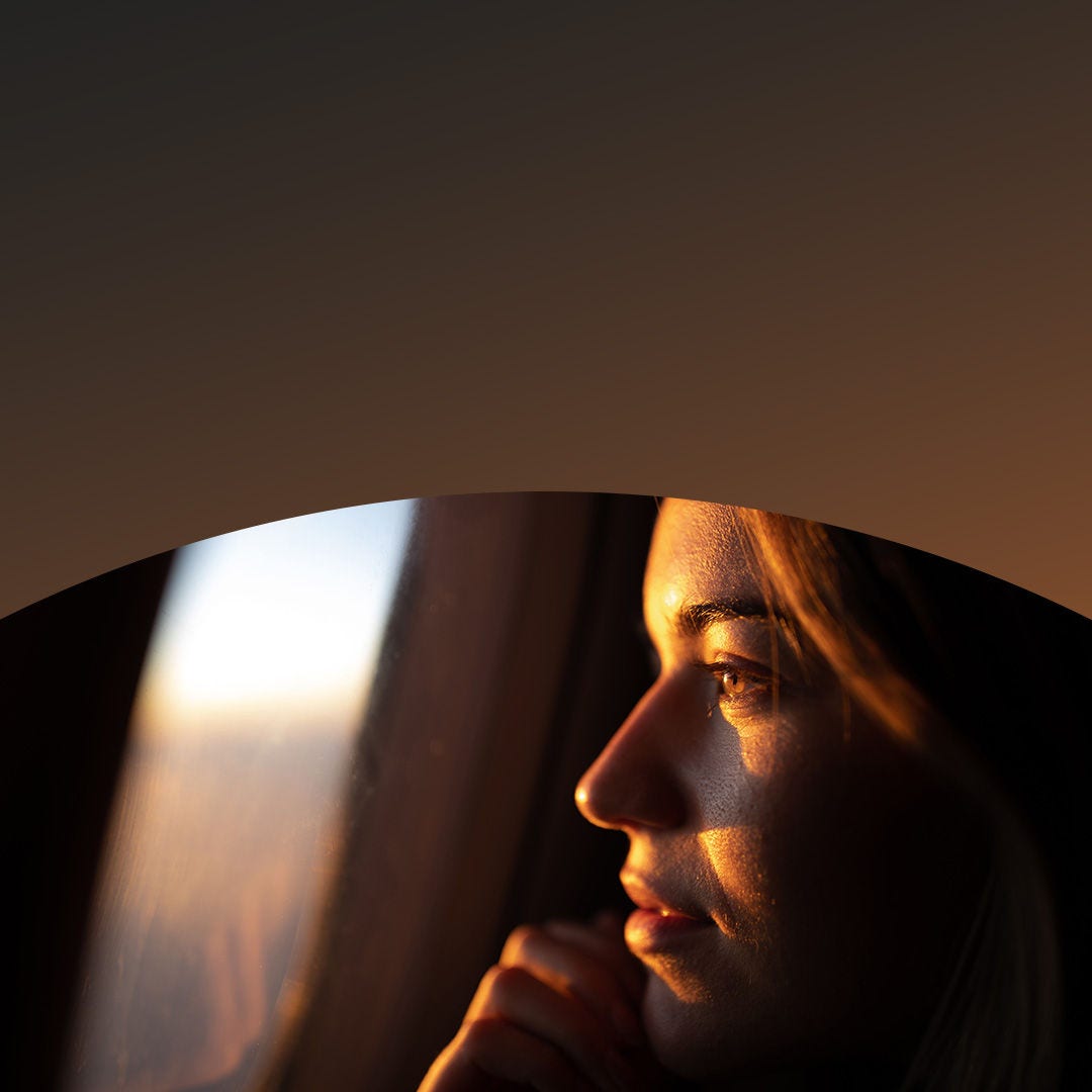 Femme regardant par la fenêtre. 