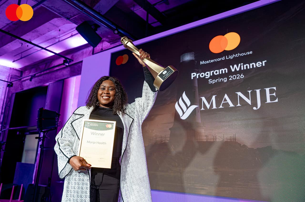 manje winner on stage