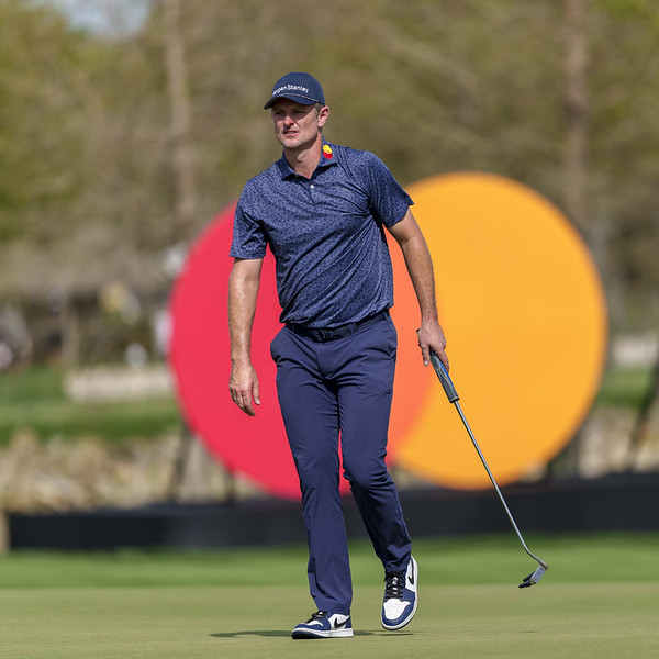 Una valla publicitaria en el Arnold Palmer Invitational que muestra fotos antiguas de Arnold Palmer. 