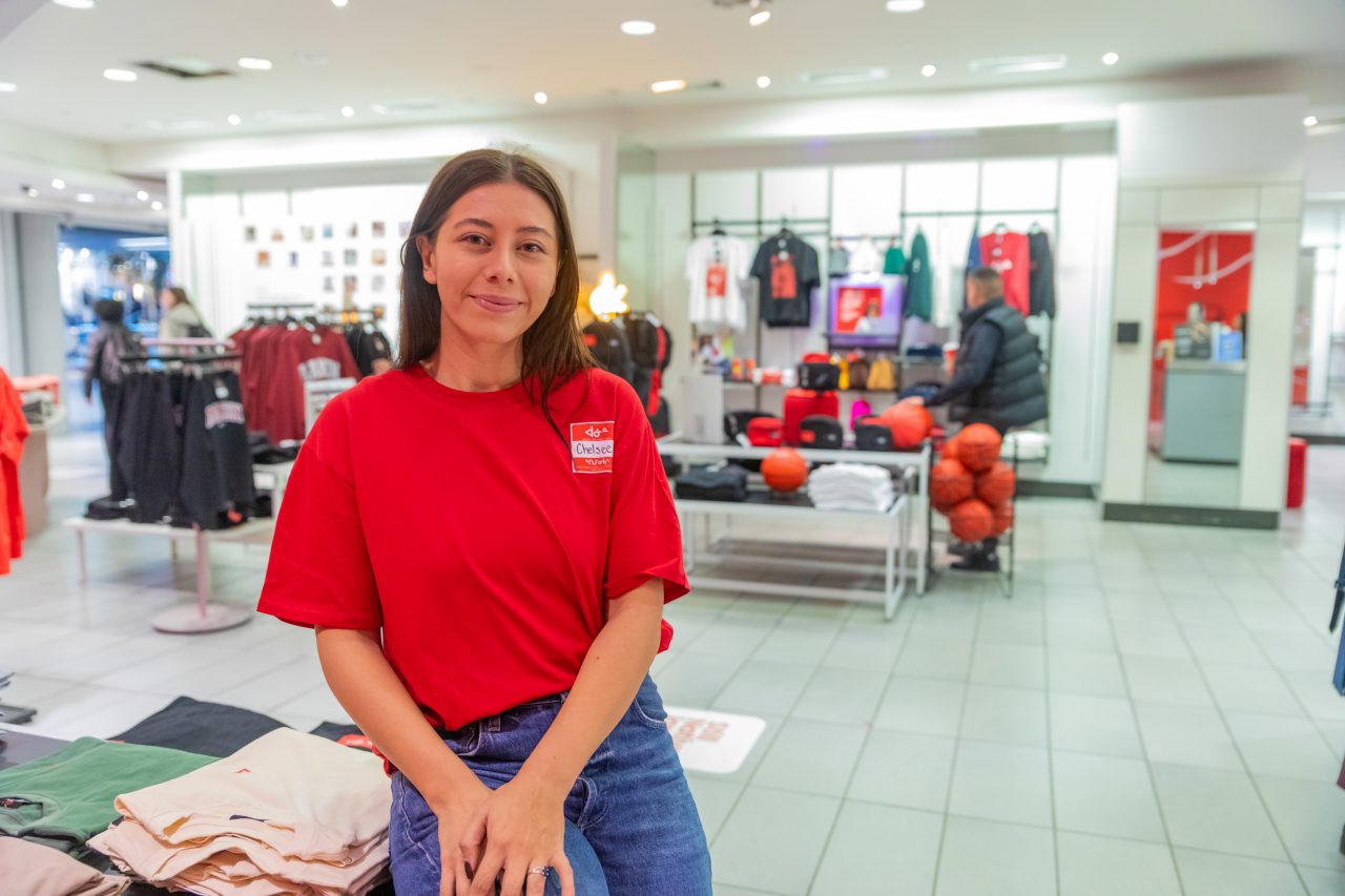 Chelsee Pettit est perchée sur un présentoir dans son grand magasin, Aaniin. 